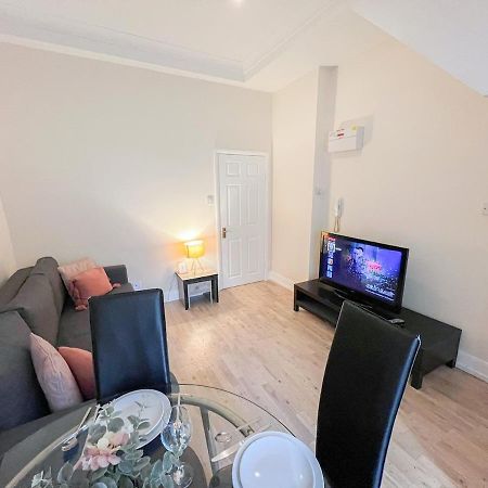 1-Bedroom Flat With Small Garden & Paid Parking In Finsbury Park, Highbury London Bagian luar foto