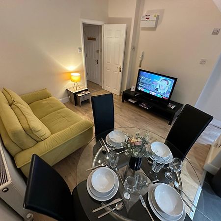 1-Bedroom Flat With Small Garden & Paid Parking In Finsbury Park, Highbury London Bagian luar foto
