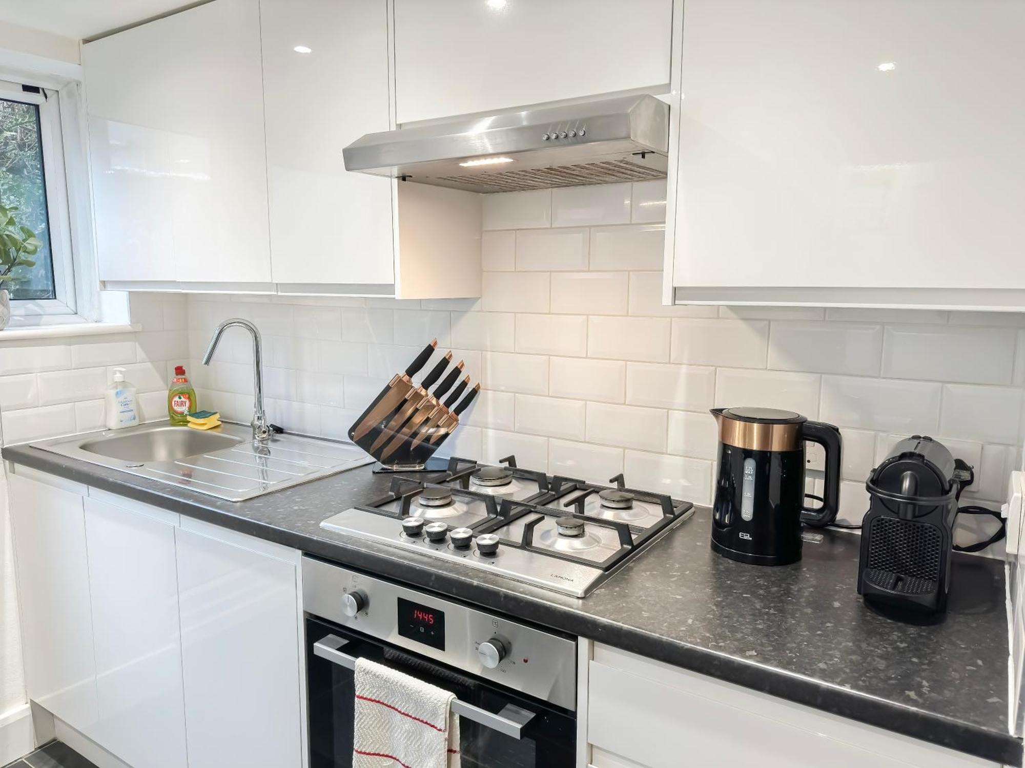 1-Bedroom Flat With Small Garden & Paid Parking In Finsbury Park, Highbury London Bagian luar foto