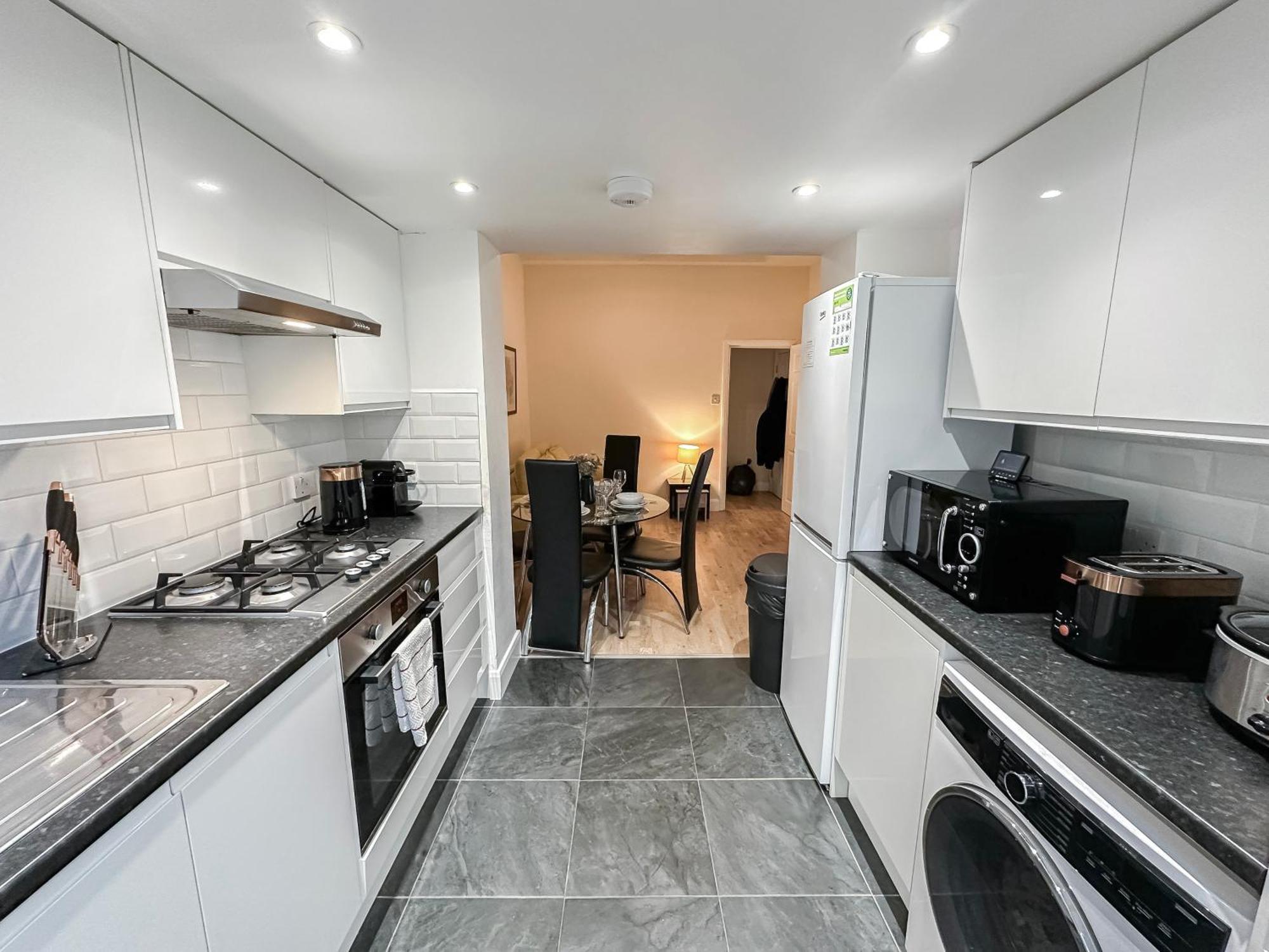 1-Bedroom Flat With Small Garden & Paid Parking In Finsbury Park, Highbury London Bagian luar foto