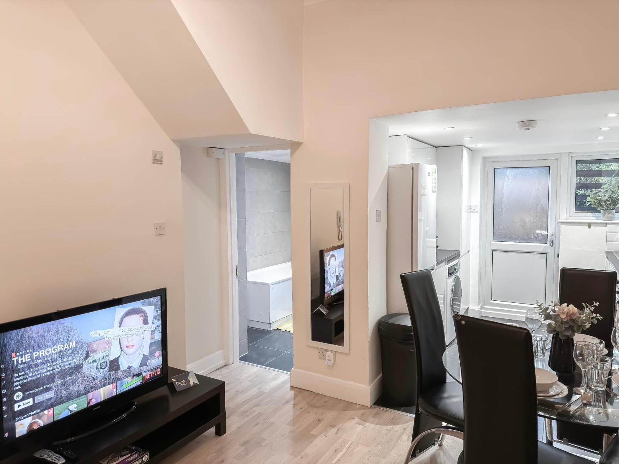 1-Bedroom Flat With Small Garden & Paid Parking In Finsbury Park, Highbury London Bagian luar foto
