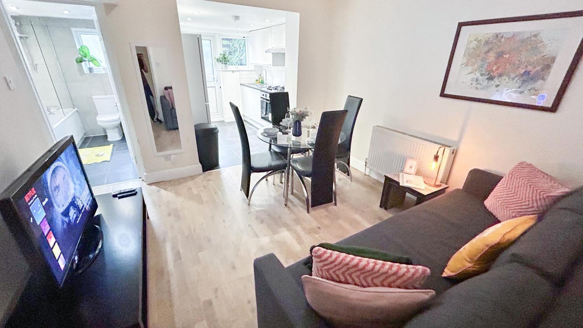 1-Bedroom Flat With Small Garden & Paid Parking In Finsbury Park, Highbury London Bagian luar foto