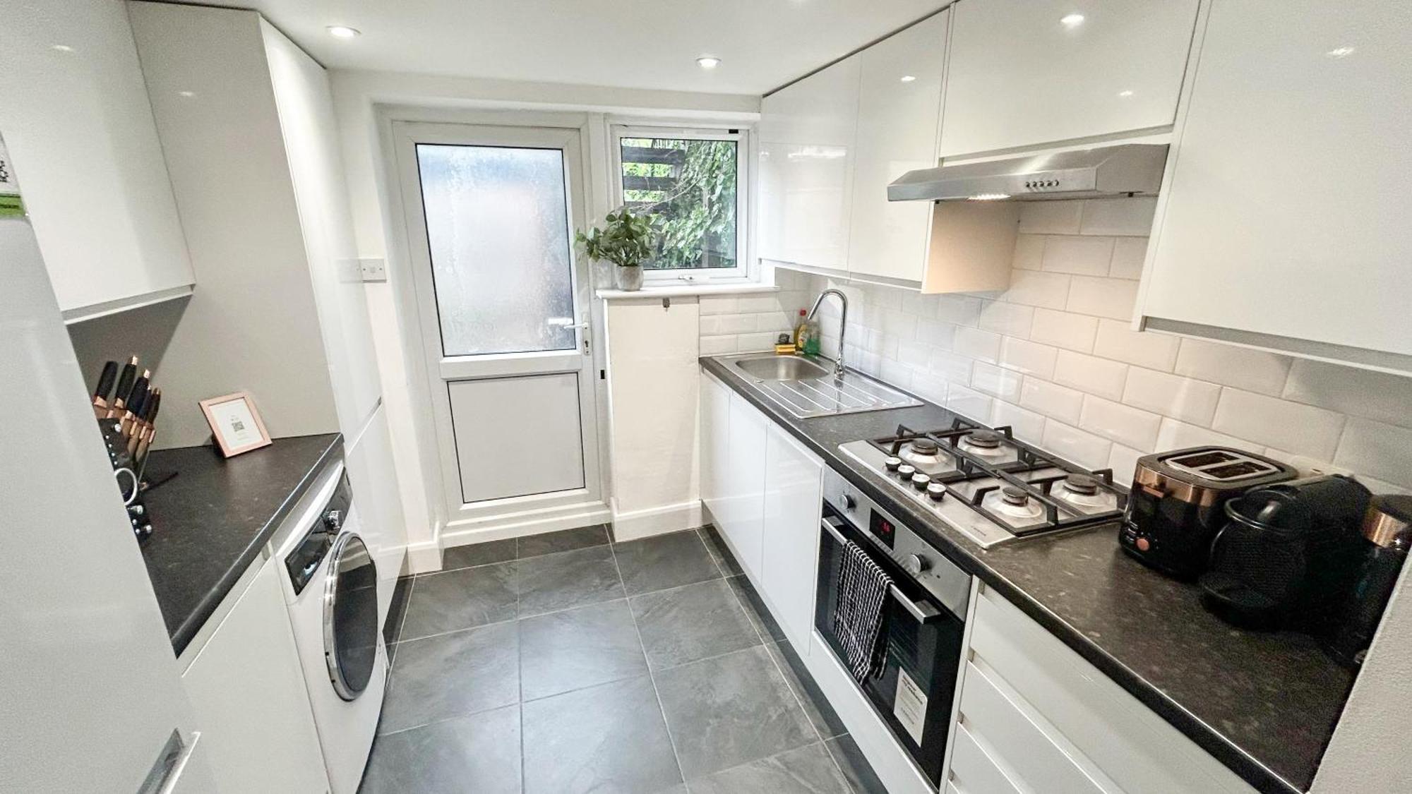 1-Bedroom Flat With Small Garden & Paid Parking In Finsbury Park, Highbury London Bagian luar foto
