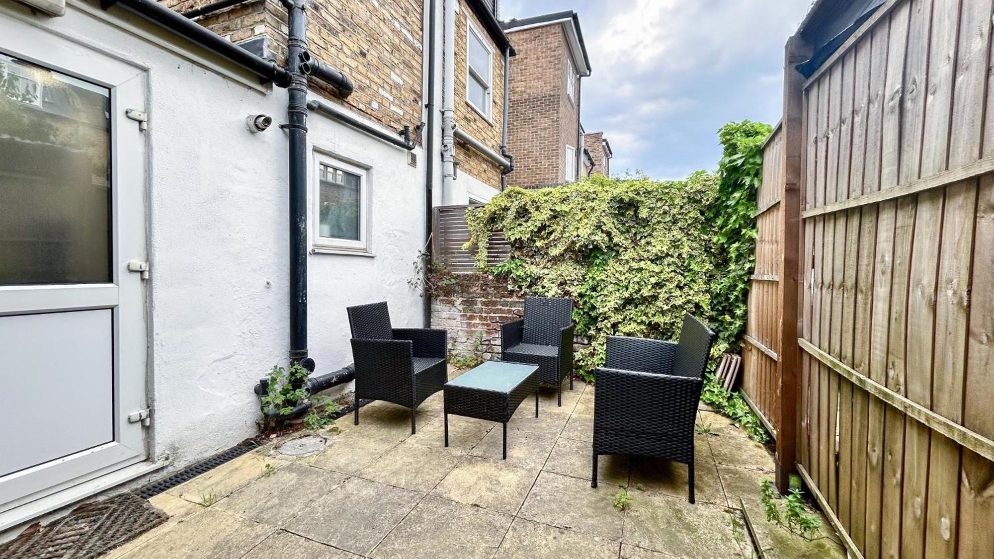 1-Bedroom Flat With Small Garden & Paid Parking In Finsbury Park, Highbury London Bagian luar foto