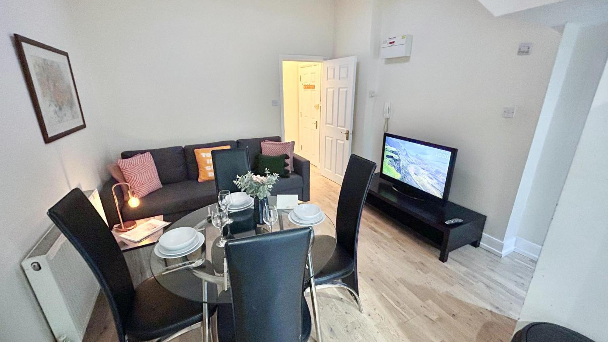 1-Bedroom Flat With Small Garden & Paid Parking In Finsbury Park, Highbury London Bagian luar foto