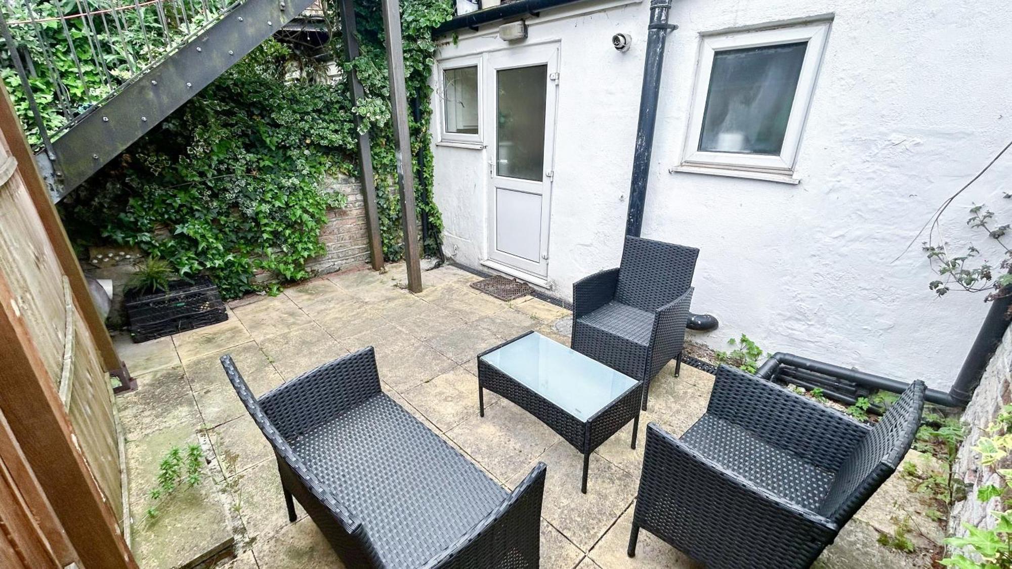 1-Bedroom Flat With Small Garden & Paid Parking In Finsbury Park, Highbury London Bagian luar foto