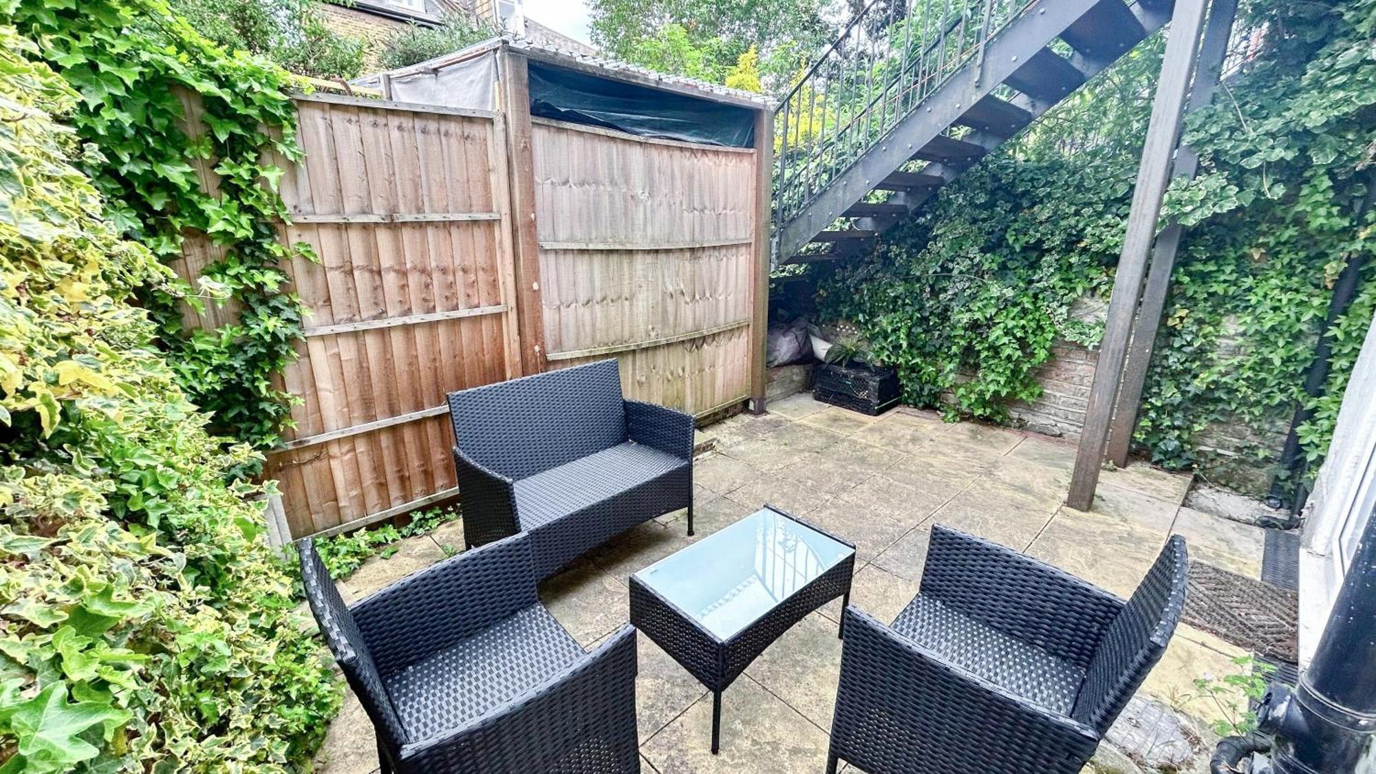 1-Bedroom Flat With Small Garden & Paid Parking In Finsbury Park, Highbury London Bagian luar foto
