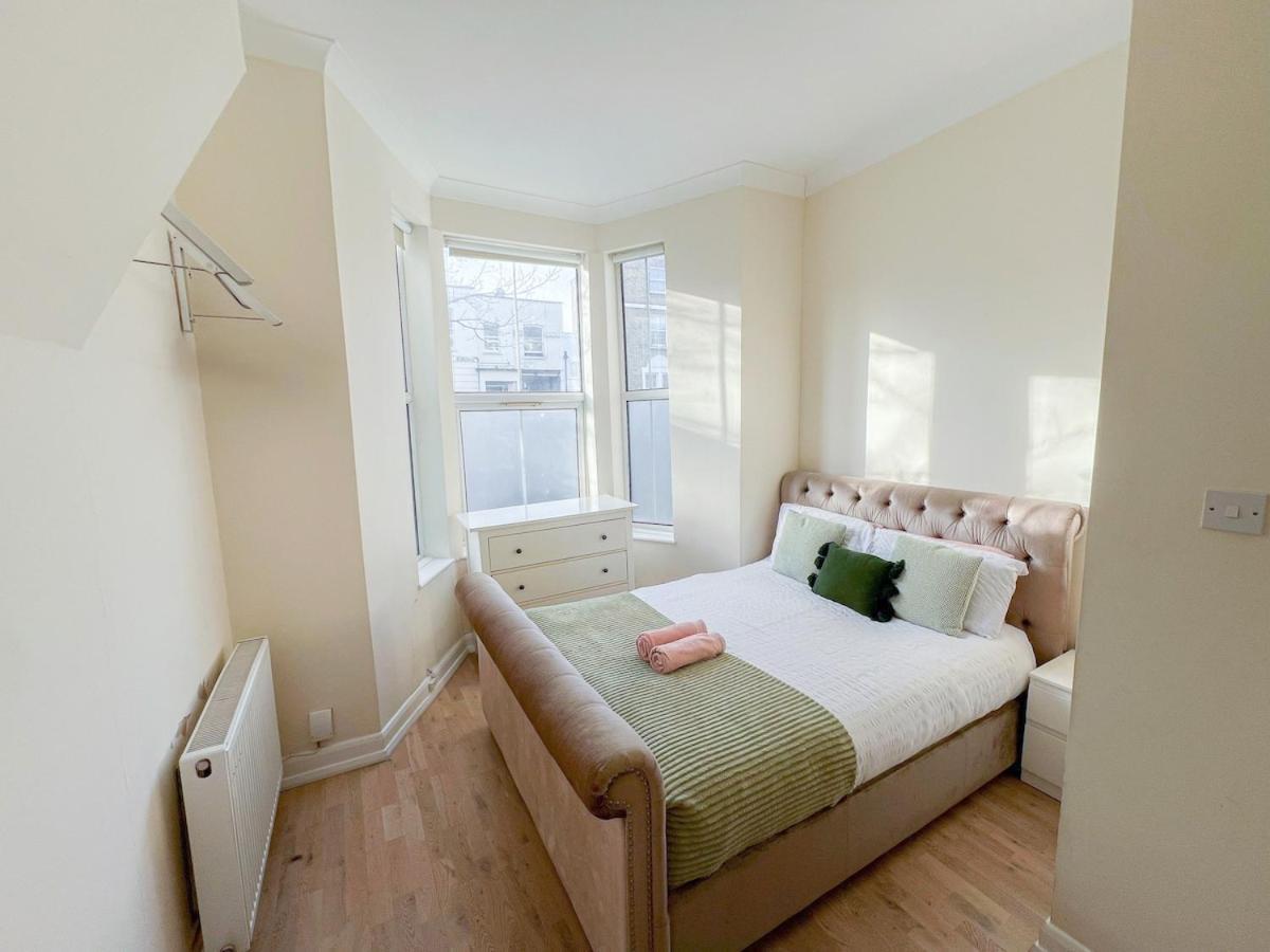 1-Bedroom Flat With Small Garden & Paid Parking In Finsbury Park, Highbury London Bagian luar foto