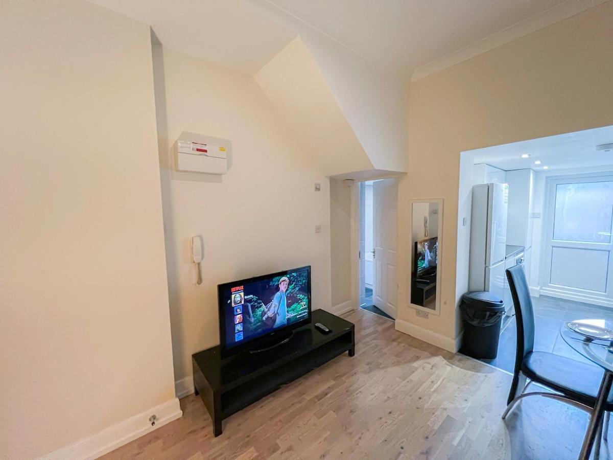 1-Bedroom Flat With Small Garden & Paid Parking In Finsbury Park, Highbury London Bagian luar foto