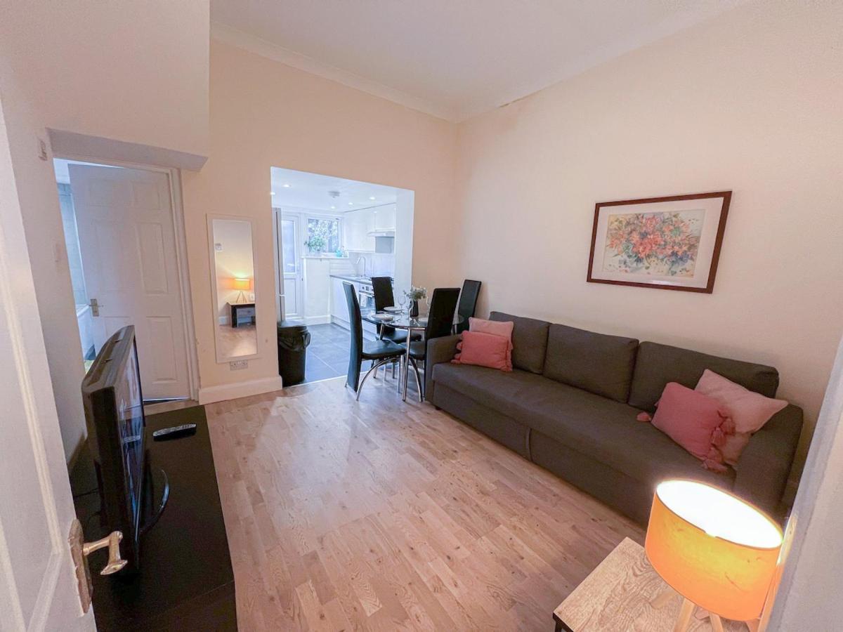 1-Bedroom Flat With Small Garden & Paid Parking In Finsbury Park, Highbury London Bagian luar foto