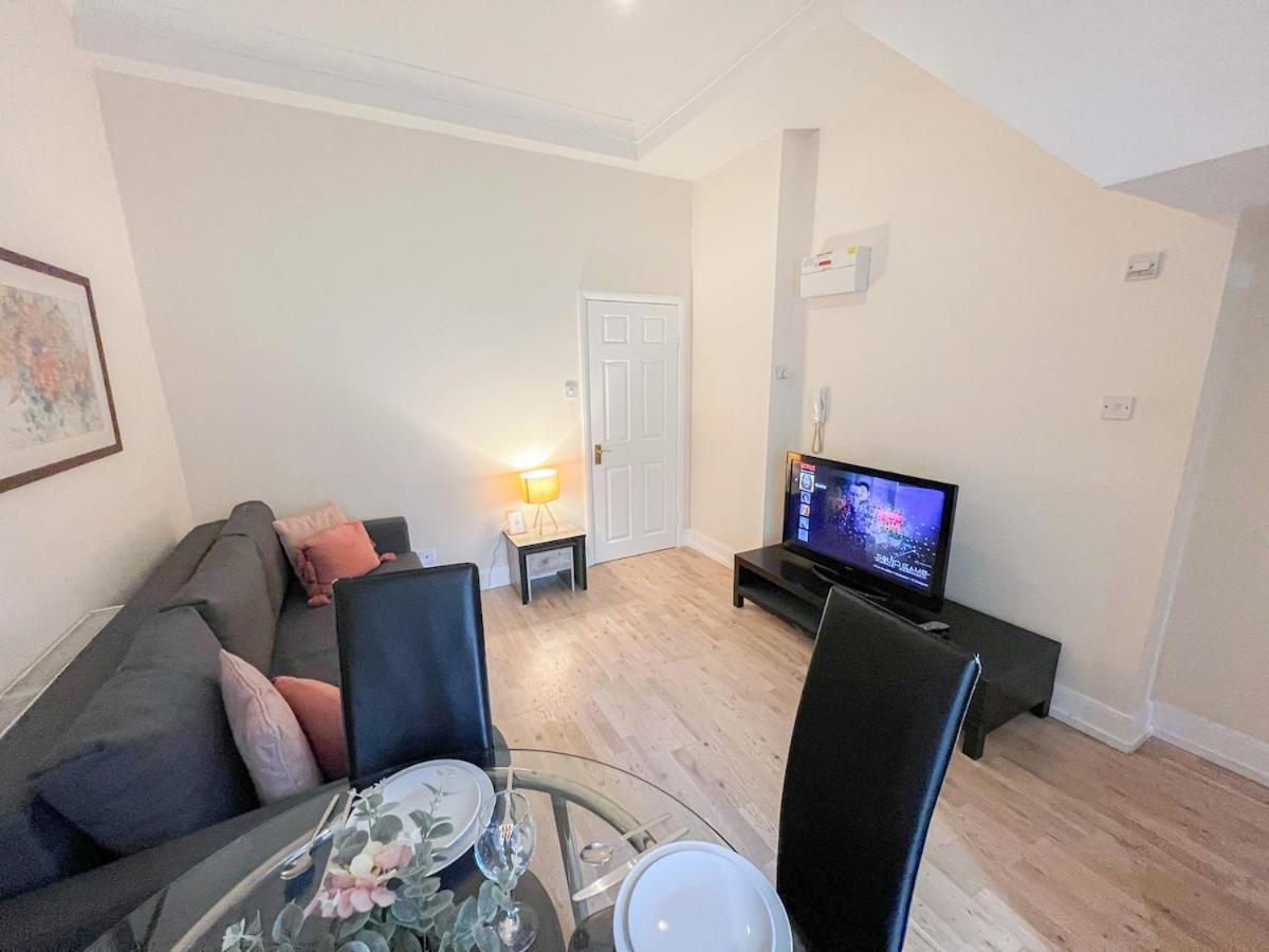 1-Bedroom Flat With Small Garden & Paid Parking In Finsbury Park, Highbury London Bagian luar foto