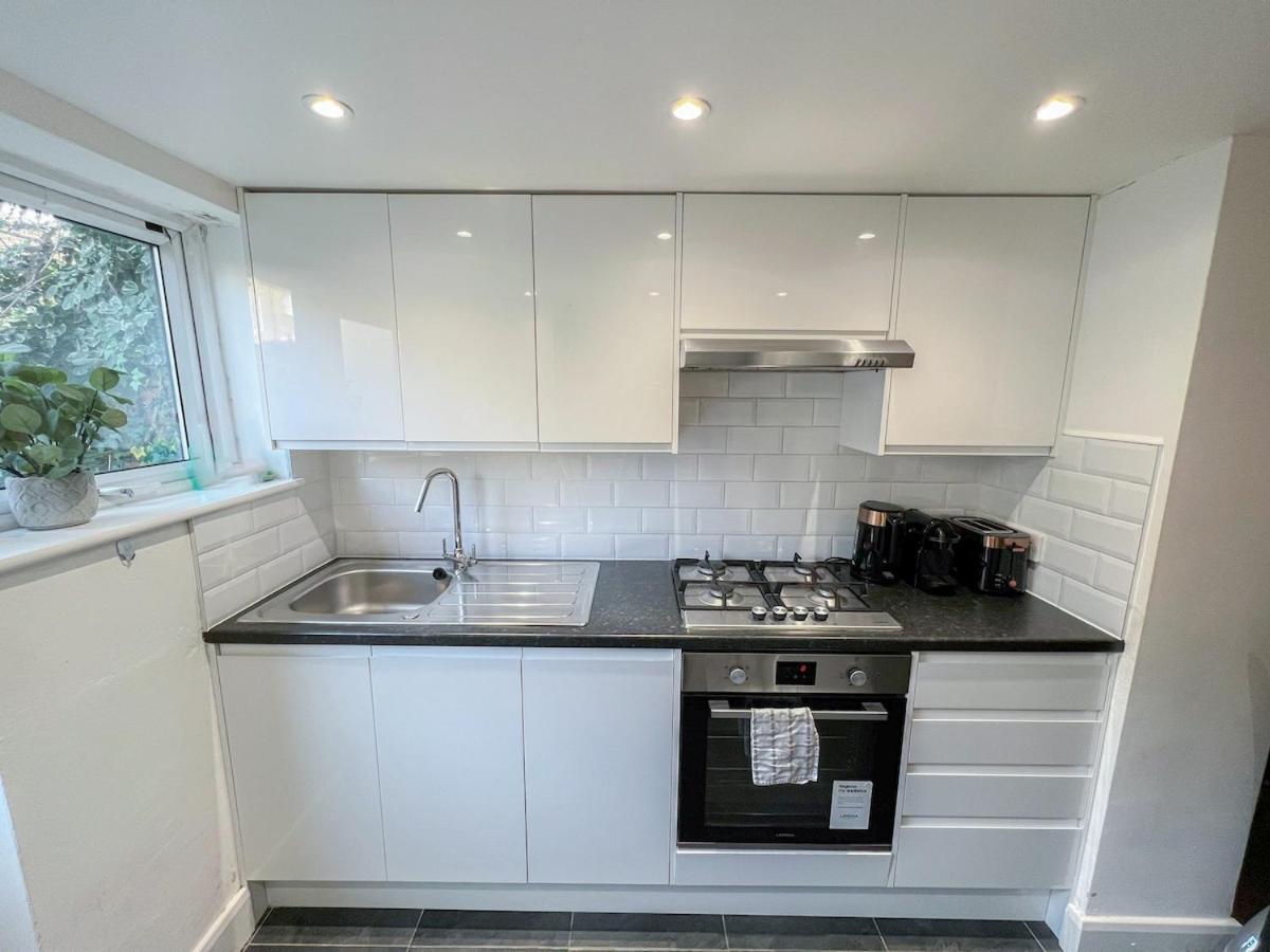 1-Bedroom Flat With Small Garden & Paid Parking In Finsbury Park, Highbury London Bagian luar foto